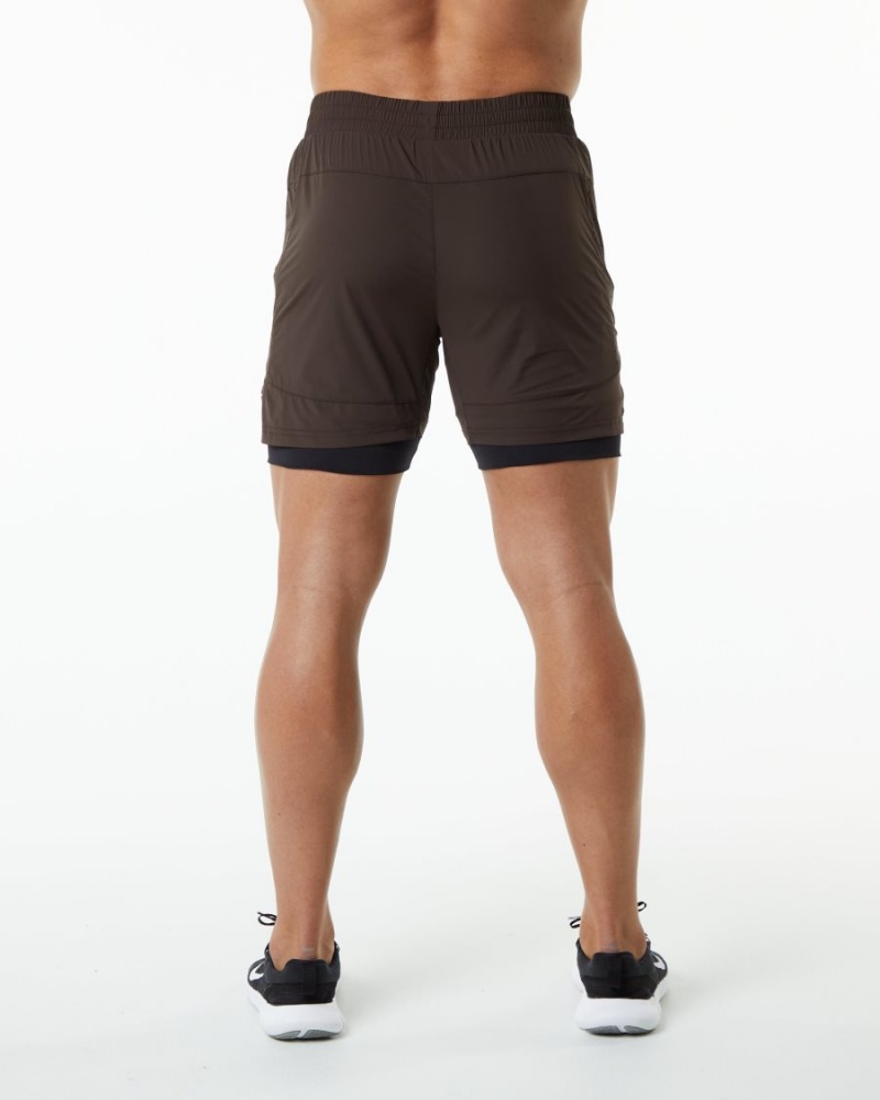 Men's Alphalete Infinity Speed Short 5.5" Shorts Fudge Brown | 1653-NUCAY